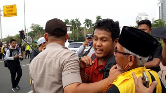 Masalahkan Lampu Lalin di Patung Kuda, Pria Ini Dibawa ke Kantor Polisi