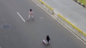 Warga berselfie di Jalan Merdeka Barat, Jakarta, Jumat (14/6). [Suara.com/Oke Atmaja]