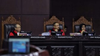 Sejumlah Hakim Konstitusi memimpin sidang perdana sengketa Pilpres 2019 di Gedung Mahkamah Konstitusi (MK), Jakarta, Jumat (14/6). [Suara.com/Muhaimin A Untung]