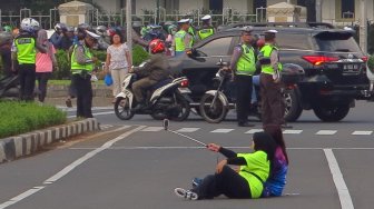 Warga berselfie di Jalan Merdeka Barat, Jakarta, Jumat (14/6). [Suara.com/Oke Atmaja]