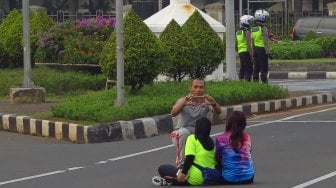 Warga berselfie di Jalan Merdeka Barat, Jakarta, Jumat (14/6). [Suara.com/Oke Atmaja]