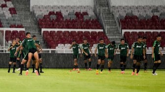 Pemain sepakbola timnas Indonesia mengikuti sesi latihan di Stadion Gelora Bung Karno, Senayan, Jakarta, Jumat (14/6). ANTARA FOTO/Galih Pradipta