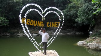 Pengunjung menikmati suasana di Kedung Cinet, Plandaan, Kabupaten Jombang, Jawa Timur, Sabtu (15/6). [Suara.com/Arief Hermawan P]