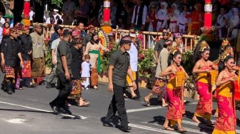 Ikut Jokowi Lepas Pawai Kesenian di Bali, Gaya Jan Ethes Bikin Gemas