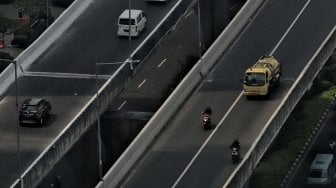 Sejumlah pengendara sepeda motor melintasi Jalan Layang Non Tol (JLNT) Kampung Melayu-Tanah Abang di kawasan Casablanca, Jakarta, Sabtu (15/6). [Suara.com/Muhaimin A Untung]