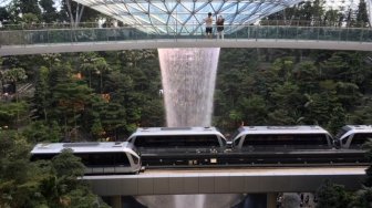 Wah, Akibat Air Terjun Ini, Lalin Bandara Changi Jadi Padat!