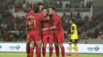 Pesepak bola timnas Indonesia melakukan selebrasi usai mencetak gol ke gawang timnas Vanuatu pada pertandingan persahabatan di Stadion Gelora Bung Karno, Jakarta, Sabtu (15/6). [Suara.com/Muhaimin A Untung]