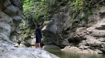 Pengunjung menikmati suasana di Kedung Cinet, Plandaan, Kabupaten Jombang, Jawa Timur, Sabtu (15/6). [Suara.com/Arief Hermawan P]