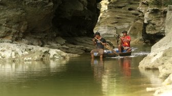 Pengunjung menikmati suasana di Kedung Cinet, Plandaan, Kabupaten Jombang, Jawa Timur, Sabtu (15/6). [Suara.com/Arief Hermawan P]