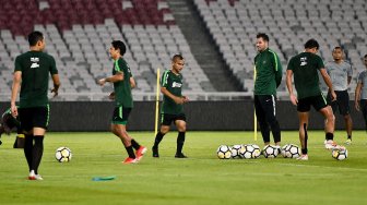 Pelatih timnas Indonesia Simon McMenemy (ketiga kanan) memimpin sesi latihan di Stadion Gelora Bung Karno, Senayan, Jakarta, Jumat (14/6). ANTARA FOTO/Galih Pradipta