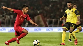 Pesepak bola timnas Indonesia Andi Vermansyah dengan pesepak bola timnas Vanuatu pada pertandingan persahabatan di Stadion Gelora Bung Karno, Jakarta, Sabtu (15/6). [Suara.com/Muhaimin A Untung]