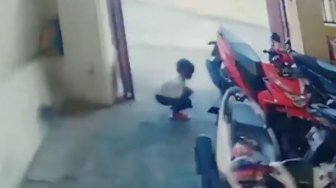 Asyik Main Korek Api, Balita Ini Tak Sengaja Bakar Motor Lalu Kabur