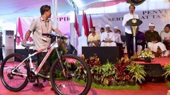 Pilpres Selesai, Jokowi Lega Bisa Bagi-Bagi Sepeda Lagi