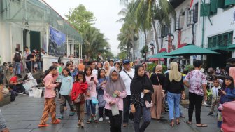 Sejumlah wisatawan menikmati suasana Museum Fatahillah di kawasan Kota Tua Jakarta, Minggu (16/6). [Suara.com/Muhaimin A Untung]