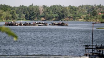 Sejumlah warga berada di atas perahu saat menambang pasir di Sungai Brantas, Kecamatan Megaluh, Kabupaten Jombang, Jawa Timur, Minggu (16/6). [Suara.com/Arief Hermawan P]