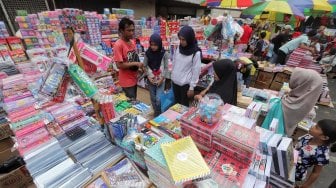 Aktivitas Warga membeli perlengkapan sekolah di Pasar Asemka, Jakarta Barat, Minggu (15/6). [Suara.com/Muhaimin A Untung]