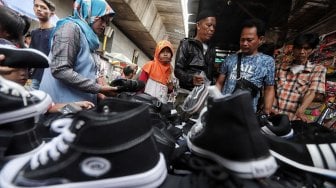 Aktivitas Warga membeli perlengkapan sekolah di Pasar Asemka, Jakarta Barat, Minggu (15/6). [Suara.com/Muhaimin A Untung]