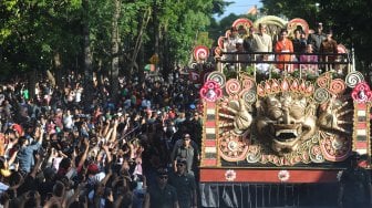 Hadiri Pesta Kesenian Bali, Presiden Joko Widodo Naik Mobil Hias