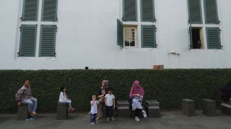 Sejumlah wisatawan menikmati suasana Museum Fatahillah di kawasan Kota Tua Jakarta, Minggu (16/6). [Suara.com/Muhaimin A Untung]