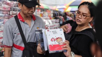 Aktivitas Warga membeli perlengkapan sekolah di Pasar Asemka, Jakarta Barat, Minggu (15/6). [Suara.com/Muhaimin A Untung]