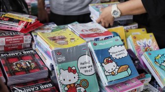 Aktivitas Warga membeli perlengkapan sekolah di Pasar Asemka, Jakarta Barat, Minggu (15/6). [Suara.com/Muhaimin A Untung]