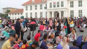 Sejumlah wisatawan menikmati suasana Museum Fatahillah di kawasan Kota Tua Jakarta, Minggu (16/6). [Suara.com/Muhaimin A Untung]