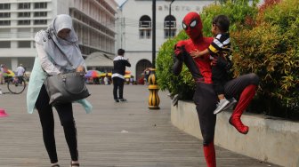 Sejumlah wisatawan menikmati suasana Museum Fatahillah di kawasan Kota Tua Jakarta, Minggu (16/6). [Suara.com/Muhaimin A Untung]