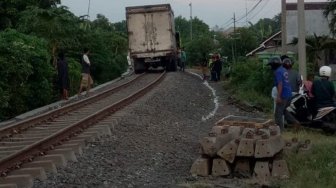 Viral Foto Truk Nangkring di Atas Jalan Kereta. Kok Bisa?