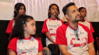 Pemain film dan sutradara saat jumpa pers film Rumah Merah Putih di kawasan Kuningan, Jakarta, Senin (17/6). [Suara.com/Muhaimin A Untung]