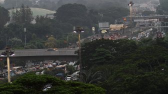 Sejumlah kendaraan melintas di kawasan Simpang Susun Semanggi, Jakarta, Senin (17/6). [Suara.com/Arief Hermawan P]