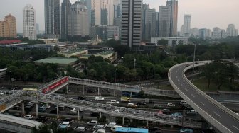 Sejumlah kendaraan melintas di kawasan Simpang Susun Semanggi, Jakarta, Senin (17/6). [Suara.com/Arief Hermawan P]