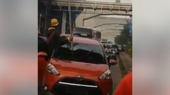 Mobil Tertimpa Besi Proyek Tol Cibubur, Warganet: Daerah Situ Memang Ngeri