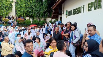 PPDB SMA di Depok, Calon Wali Murid SMA Ini Antre Sejak Jam 02.00 Pagi