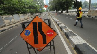 Sejumlah pekerja beraktifitas di samping proyek kereta Light Rail Transit (LRT) di Jalan Setiabudi Tengah, Jakarta Pusat, Senin (17/6). [Suara.com/Muhaimin A Untung]