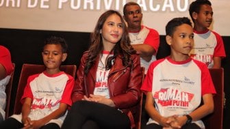 Pemain film dan sutradara saat jumpa pers film Rumah Merah Putih di kawasan Kuningan, Jakarta, Senin (17/6). [Suara.com/Muhaimin A Untung]