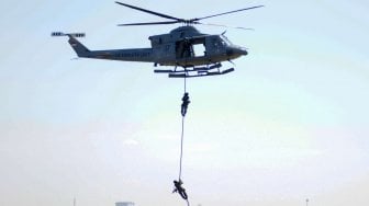 Komando Pasukan Katak (kopaska) TNI-AL dan Batalyon Intai Amfibi 2 Marinir melakukan 'fast rope' dari Heli ketika simulasi pembebasan sandera saat upacara peringatan Hari Penerbangan Angkatan Laut di Apron Hanggar Lanudal Juanda Surabaya di Sidoarjo, Jawa Timur, Senin (17/6). ANTARA FOTO/Umarul Faruq