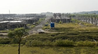 Deretan bangunan yang berada di kawasan Pulau D hasil reklamasi, di kawasan pesisir Jakarta, Senin (17/6). ANTARA FOTO/Galih Pradipta