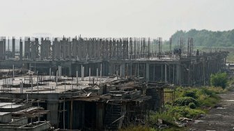 Deretan bangunan yang berada di kawasan Pulau D hasil reklamasi, di kawasan pesisir Jakarta, Senin (17/6). ANTARA FOTO/Galih Pradipta