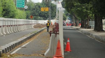 Sejumlah pekerja beraktifitas di samping proyek kereta Light Rail Transit (LRT) di Jalan Setiabudi Tengah, Jakarta Pusat, Senin (17/6). [Suara.com/Muhaimin A Untung]