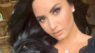 Ajak Wanita Mencintai Tubuh, Demi Lovato Bangga Pamer Selulit