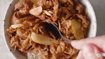 Resep Beef Bowl Yoshinoya Mudah Buatnya di Rumah Lho