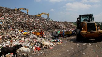 Pekerja beraktivitas di Tempat Pembuangan Akhir (TPA) Cipayung, Depok, Jawa Barat, Selasa (18/6). [Suara.com/Arief Hermawan P]