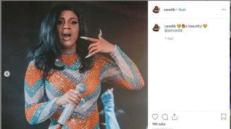 Baju Ketat Cardi B Robek Saat Manggung, Warganet Sebut Mirip Karung Goni