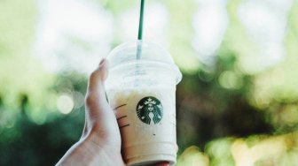 Antrean Mengular, Warga Jepang Sambangi Starbucks Sebelum Tutup Sementara