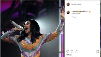 Ups! Baju Cardi B Robek di Atas Panggung, Bokongnya Kelihatan