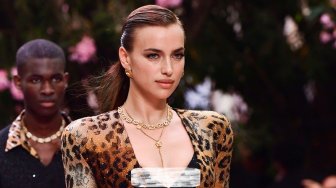 Jadi Jomblo Baru, Ini Penampilan Seksi Irina Shayk di Panggung Versace