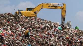 Pekerja beraktivitas di Tempat Pembuangan Akhir (TPA) Cipayung, Depok, Jawa Barat, Selasa (18/6). [Suara.com/Arief Hermawan P]