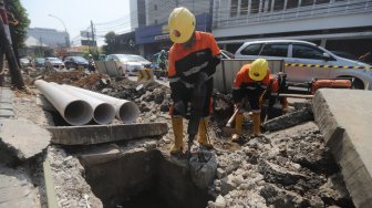 Pekerja menyelesaikan penataan Trotoar Cikini dan Kramat di kawasan Cikini, Jakarta Pusat, Rabu (19/6). [Suara.com/Muhaimin A Untung]