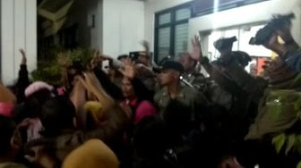 PPDB Kota Surabaya Ricuh, Wali Murid Saling Dorong di Kantor Dindik