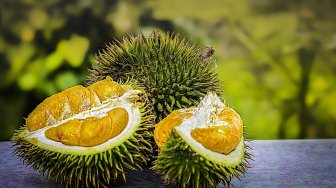 Viral Aksi Bule Potong Durian Bikin Geregetan, Warganet: Lah, Emangnya Semangka?